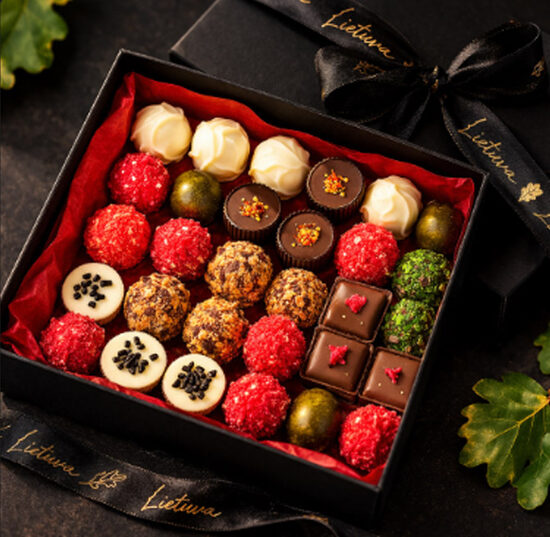 Reprezentacinės lietuviškos dovanos ir protokolo atributika